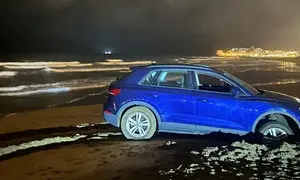 Veh&iacute;culo enterrado en la arena de la playa de Los Pocillos.