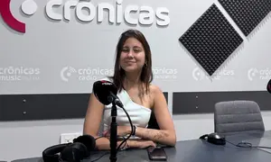Ariana Machado en el estudio de Cr&oacute;nicas Radio.