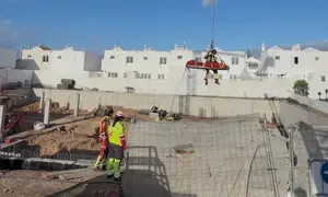 Operario de los bomberos realizando el rescate del afectado.