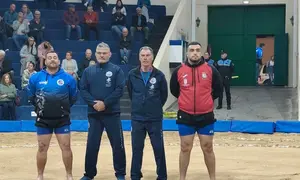 Los capitanes del Tinajo y el T&iacute;as con los &aacute;rbitros