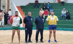 Los capitanes del Yaiza y el Har&iacute;a con los &aacute;rbitros antes del inicio de la luchada