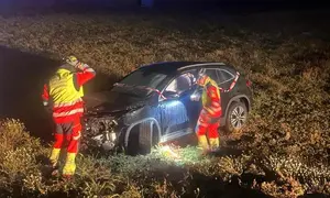 Bomberos junto al veh&iacute;culo accidentado.