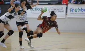 Jugadora del Zonzamas Plus Car Lanzarote realizando un lanzamiento.