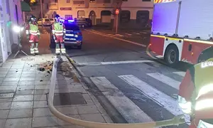 Bomberos del Consorcio de Seguridad y Emergencias retirando la farola.