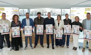 Imagen de la presentaci&oacute;n del festival con las autoridades locales y el due&ntilde;o de la empresa promotora, Eduardo Ferrer.