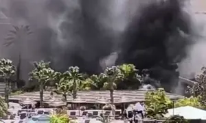 Nube de humo provocada por las llamas en el interior del establecimiento tur&iacute;stico en Costa Teguise.