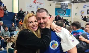 Alexander Catarino volvi&oacute; a ser el h&eacute;roe del Tinajo. En la imagen con la presidenta de su club y concejal del Ayuntamiento local, Yurena Cubas