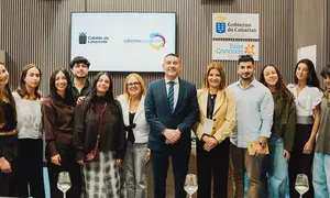 El presidente del Cabildo con un grupo de j&oacute;venes que se ha desplazado hasta el evento en Madrid
