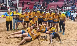 El equipo campe&oacute;n celebrando la victoria