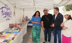 El alcalde y dos de sus concejales visitando la feria