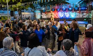 El incombustible Pepe Benavente animando a la gente en la plaza del barrio