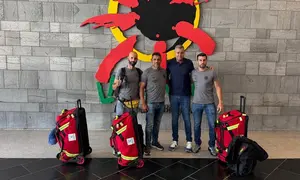 Francisco Javier Aparicio con los bomberos antes de su partida