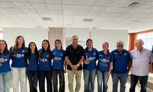 Recibimiento al CB Puerto del Carmen en el Cabildo por parte del consejero Juan Monz&oacute;n.