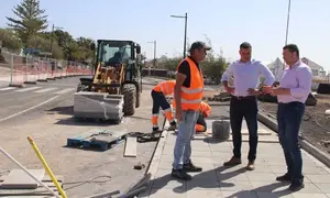 El alcalde visitando una obra con el concejal &Aacute;ngel Lago