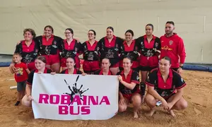Las luchadoras y el mandador del Tinecheide de lucha canaria.