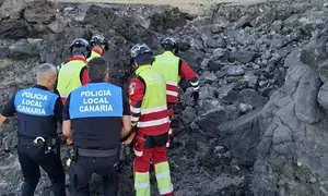 Bomberos del Consorcio de Seguridad y Emergencias junto a la Polic&iacute;a Local.