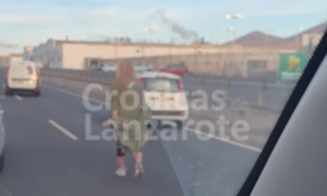 Mujer circulando por en medio de la autov&iacute;a de Playa Honda.