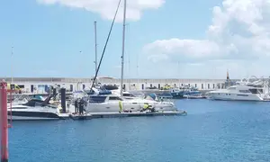 Personal de EMERLAN realizando las labores de reanimaci&oacute;n hasta la llegada de la ambulancia del SUC.