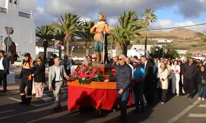 Momento de la salida del santo en procesi&oacute;n