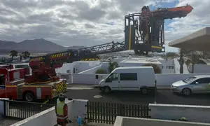 Momento de la actuaci&oacute;n de los bomberos con la gr&uacute;a