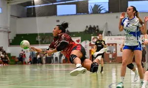 Una de las jugadoras locales volando para meter uno de los tantos de la victoria