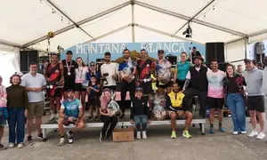 Imagen de los ganadores con los representantes del Gobierno de San Bartolom&eacute;