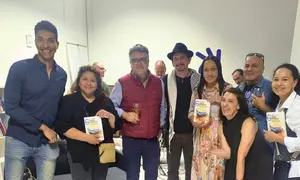 El consejero Armando Santana con parte de las peersonas que acudieron a la presentaci&oacute;n del libro