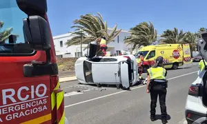 Momento de la actuaci&oacute;n de los bomberos, los servicios sanitarios y los agentes de la Polic&iacute;a Local de Arrecife