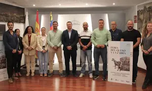 Los integrantes del Gobierno local con los productores queseros este martes durante la presentaci&oacute;n de la feria