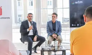 Oswaldo Betancort y H&eacute;ctor Fern&aacute;ndez durante la presentaci&oacute;n de los datos tur&iacute;sticos