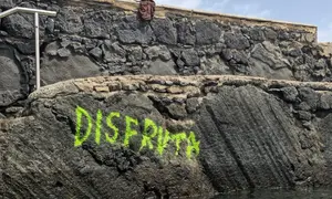 Imagen de una de las pintadas que ha aparecido en la Caleta de Famara.