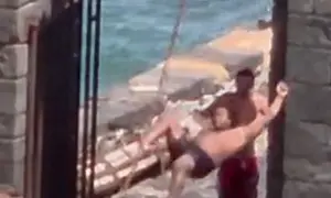 Jov&eacute;n cayendo desde varios metros de altura en el Puente de las Bolas.