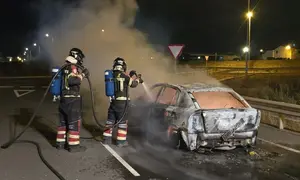 Momento en el que los bomberos terminan de apagar el incendio