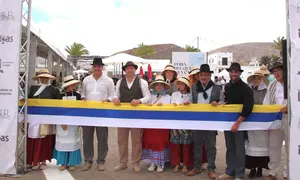 Momento de la inauguraci&oacute;n de la feria con el alcalde &Oacute;scar Noda al frente