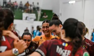Momento de la alegr&iacute;a de las jugadoras tras el importante triunfo