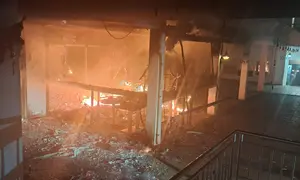 El comercio del Centro Comercial ardi&oacute; en su totalidad.