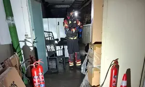 Bombero del Consorcio durante la intervenci&oacute;n.