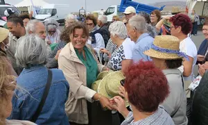 Olivia Duque saludando a los mayores que se desplazaron este viernes a la feria.