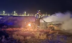 Imagen de los bomberos apagando el incendio del veh&iacute;culo
