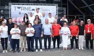 El presidente del Cabildo, Oswaldo Betancort, y los alcaldes de los siete municipios en un d&iacute;a entra&ntilde;able y ventoso en Lanzarote