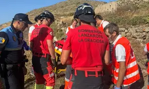 Momento de la asistencia de los bomberos y del personal sanitario