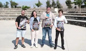 Momento de la presentaci&oacute;n del cartel del festival con el alcalde de San Bartolom&eacute;, Isidro P&eacute;rez, a la cabeza.
