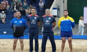 Los &aacute;rbitros y los capitanes del Tinajo y el Yaiza antes del inicio de la contienda.