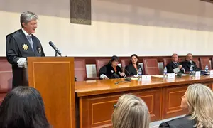El abogado Carlos Vi&ntilde;a durante su discurso.