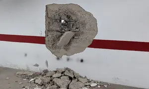 Imagen de uno de los muros que los vecinos afectados dicen que se ha ca&iacute;do por la obra colindante.