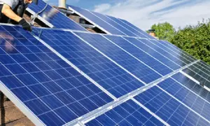 Imagen de la instalaci&oacute;n de placas fotovoltaicas en el tejado de una casa promovida por el Ministerio de Transici&oacute;n Ecol&oacute;gica. 