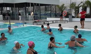 Los mayores nadando en la piscina de Puerto Calero.