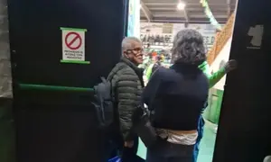 El prestigioso doctor Antonio Ramos Gordillo acudiendo a hacer un control en una luchada de Fuerteventura.