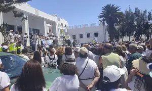 Imagen de la gente concentrada este s&aacute;bado por la ma&ntilde;ana en la puerta del viejo Hospital Insular de Arrecife