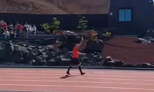 Momento en el que sac&oacute; la tarjeta verde al p&uacute;blico en el campo de Costa Teguise. 